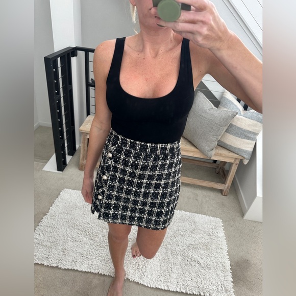 Amazon Black & white Tweed Mini Skirt w/ Pearl Button Accent Holiday Trendy S - Picture 3 of 11
